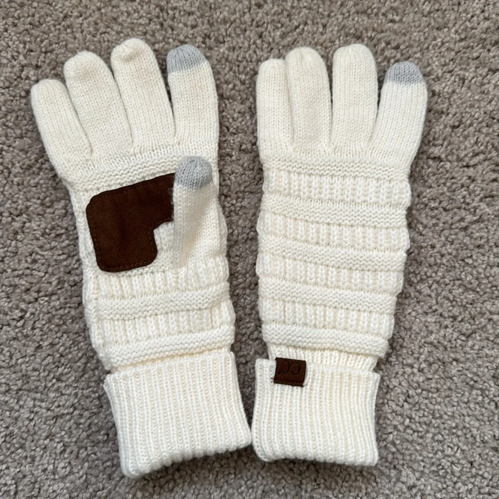 Like New C.C Cream Knit Gloves with Touchscreen Tips